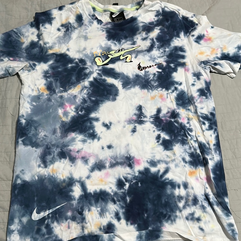 Size large Nike shirt